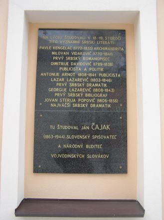 Tavlan berättar att betydande serbiska författare och publicister har studerat vid Evangeliska lyceet i Kežmarok.